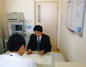 専門の相談員がお話を御伺いします。